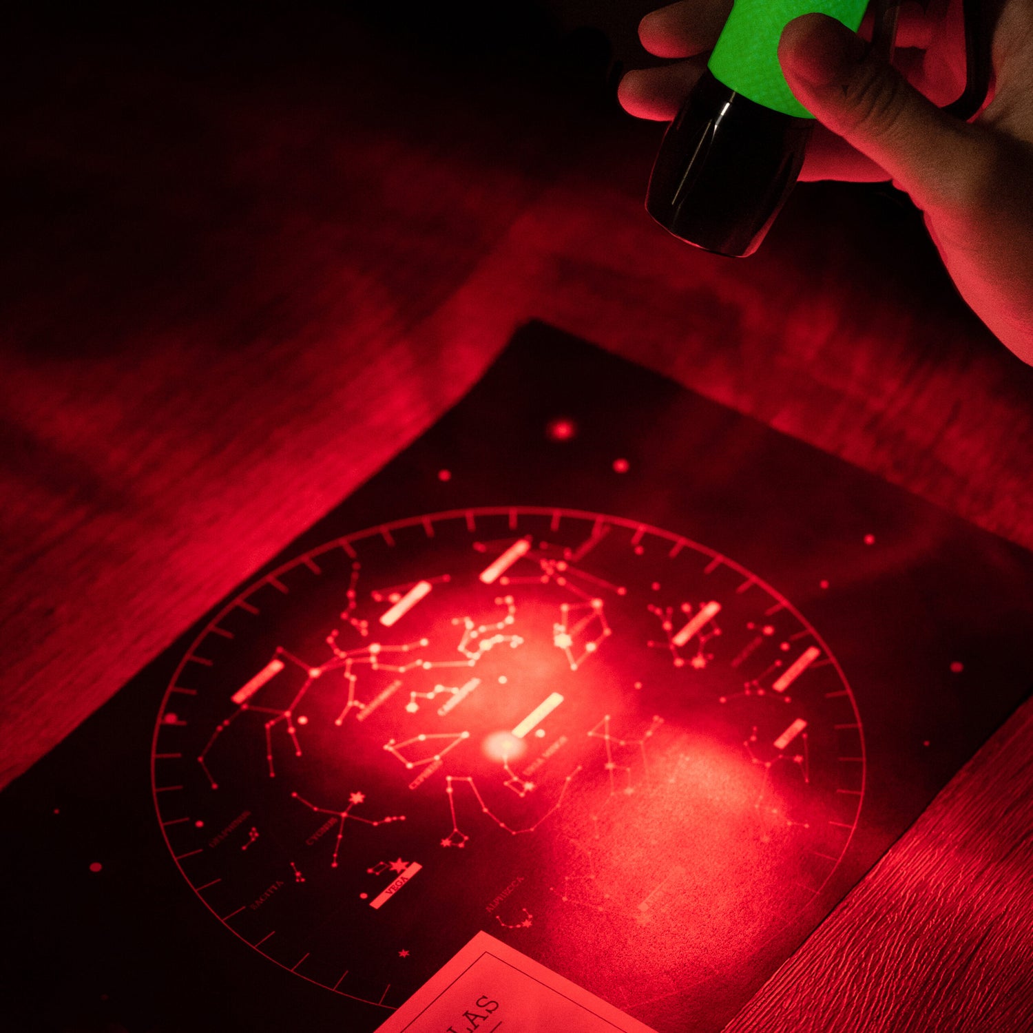 RedSight, Nattficklampa, självlysande, röd LED EN STL
